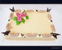 Základní marcipánový dort se základní krémovou a modelovanou marcipánovou ozdobou ve váze 2,2 kg a rozměru 25 x 35 cm.
